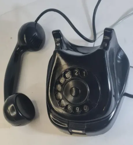 Telefone de Mesa Antigo com Disco Rotativo.Material: Fabricado em baquelite preta (plástic