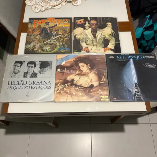 Lote com 6 vinis: Star Wars Return of the Jedi, Elton John, Madonna, Legião Urbana e mais