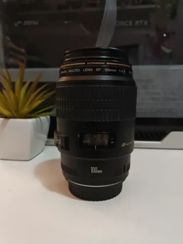 Canon EF 100mm f2.8 macro