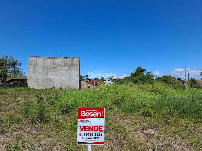 TERRENO LIMPO E ATERRADO, BEM LOCALIZADO, POUCOS METROS DO MAR!