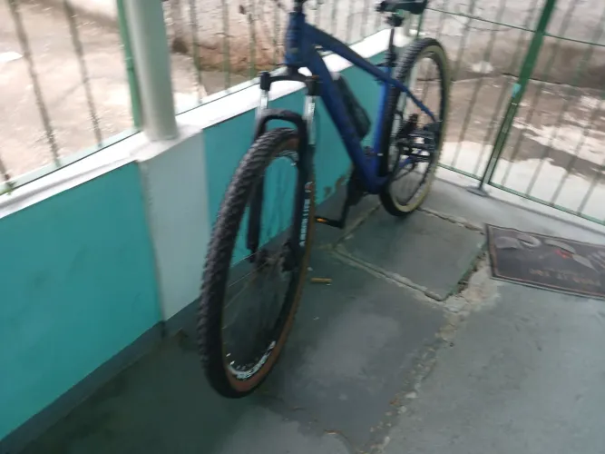 Uma bicicleta aro 29