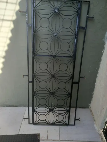 Vende-se uma grade de ferro medido 0,70x1,60 serve para janelas e portas etc.