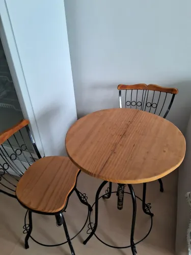 Mesa rústica com duas cadeiras