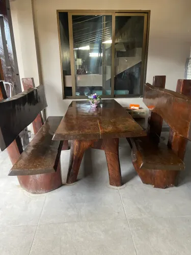 Mesa e bancos de madeira maciça