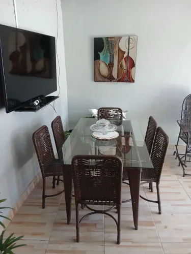 Mesa de janta semi nova precisando reforma nas cadeiras