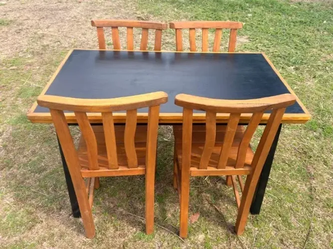 Mesa de Madeira 4 Lugares + 4 Cadeiras