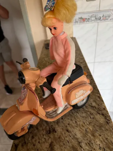 Boneca antiga estilo Barbie com scooter Vespa vintage anos 80/90 - coleção