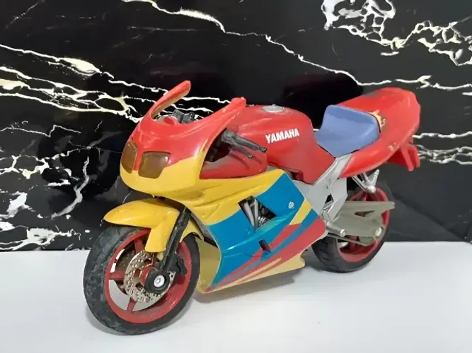 Miniatura Yamaha Fzr 600r Maisto 1/18 (restauro) Vermelho