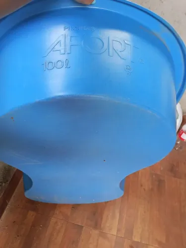 Vende se uma piscina pequena 