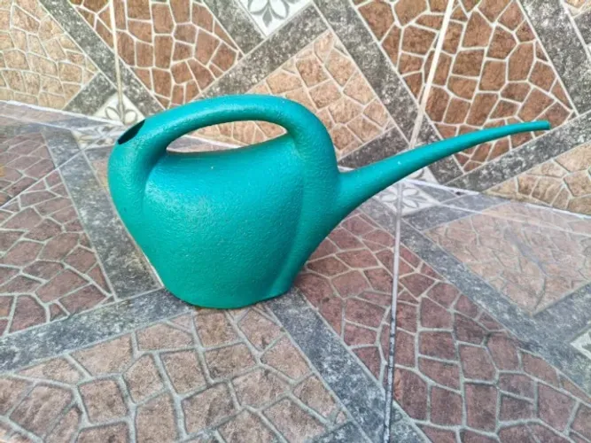 Regador Plástico de Bico Longo / Fino para Plantas e Jardinagem (Verde)
