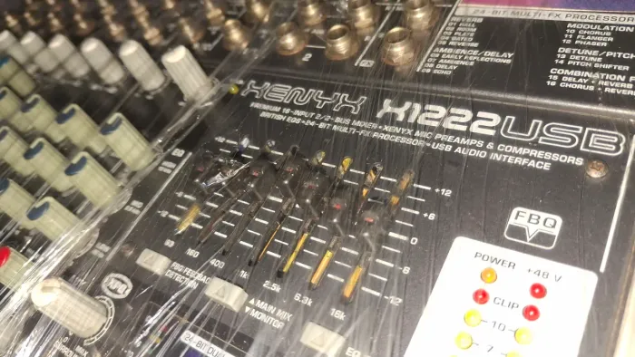 Mesa de Som com interface de áudio 