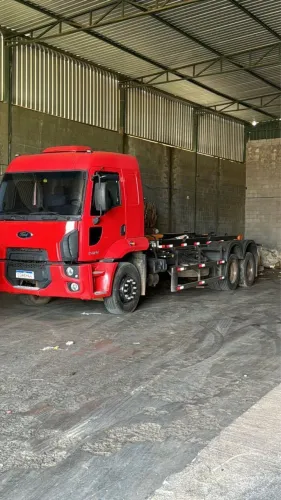 Caminhão Ford 2429 com Roll on roll off