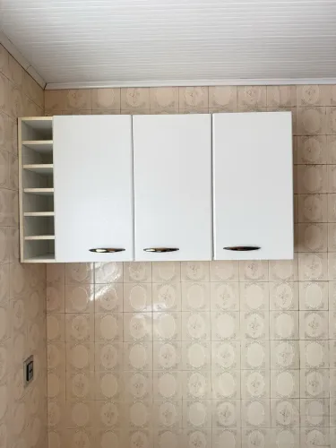 Armário de cozinha aéreo com portas, prateleiras e nichos