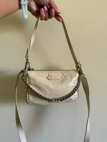 Bolsa Schutz branca com corrente
