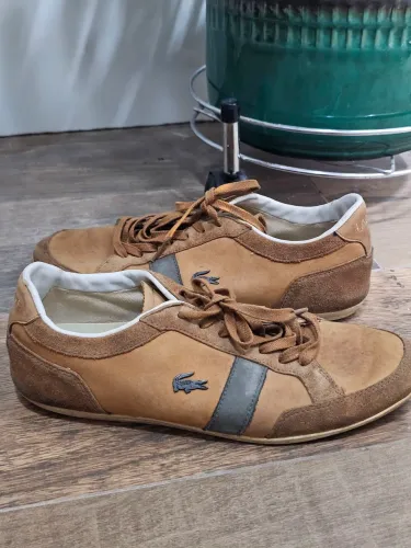 TENIS SAPATENIS LACOSTE CAMURÇA CARAMELO NO ESTILO!
