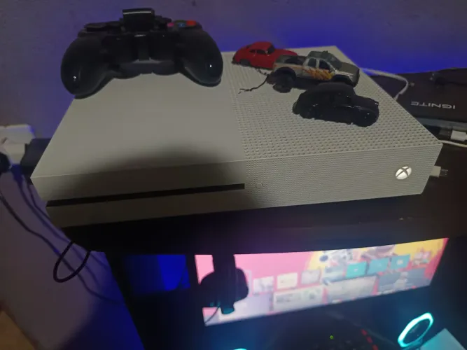 Vendo Xbox one completo acompanhando 61 jogos