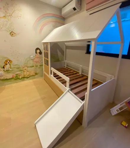 Cama Casinha Infantil com Cama Auxiliar e  Escorregador