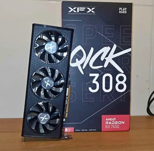 Placa de video rx 7600 triple fans