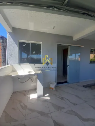 Casa geminada à venda, com entrada independente no bairro Europa.