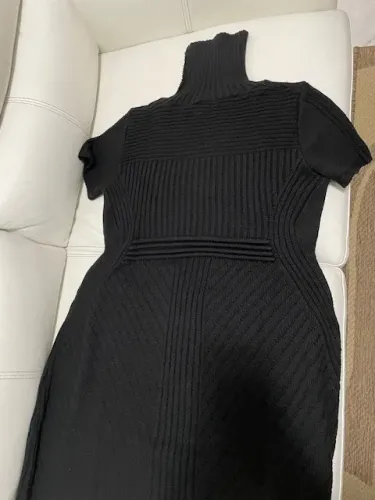 Vestido de lã curto, cor preta, tamanho 40