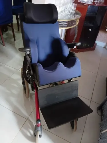 Vende-se cadeira de rodas reclinável em ótimo estado de conservação, 1.300