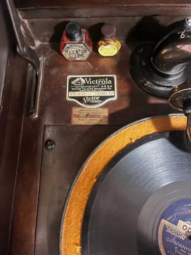 VITROLA A MANIVELA VICTROLA
