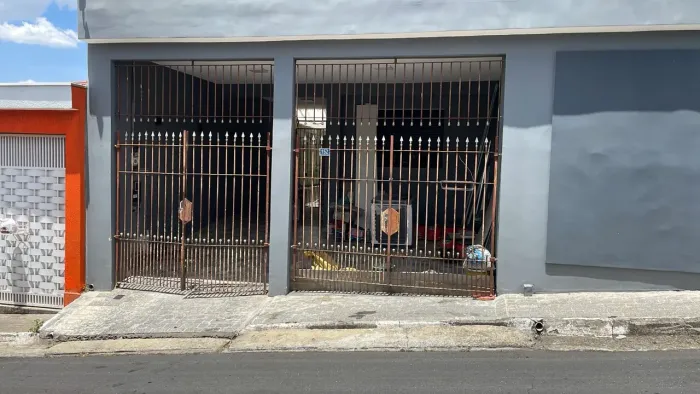 Vendo dois Portões de ferro maciço e duas bandeiras de grade antigo