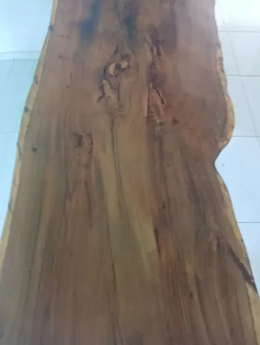 Mesa de madeira maciça