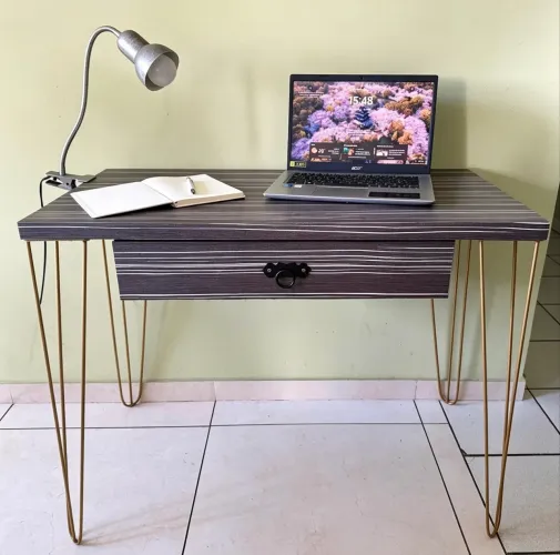 Escrivaninha/Mesa Compacta - Pés Dourados + Gaveta | Perfeita para Estudo/Trabalho