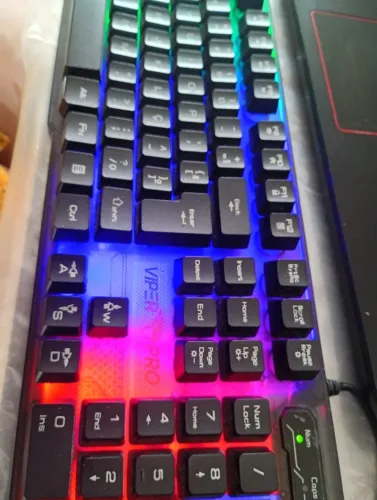 Teclado Viper Pro gamer, semi-mecânico com RGB Naja R$150