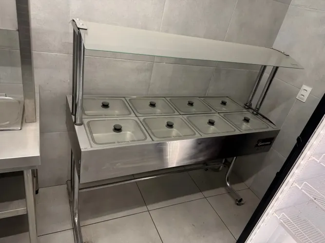 Buffet Self-Service GASTROMAQ Banho-Maria Inox com 8 Cubas GN