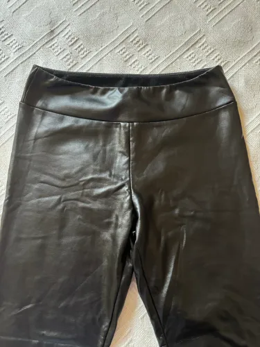 calça tipo couro