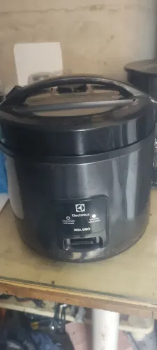 Vendo uma panela elétrica para arroz funcionando perfeitamente Eletrolux