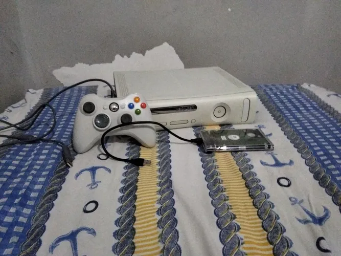 Xbox 360 fat Branco desbloqueado com hd externo com Aurora com manete branca