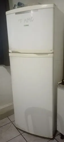Geladeira Consul funcionando porém e necessário mandar trocar o painel de degelo 