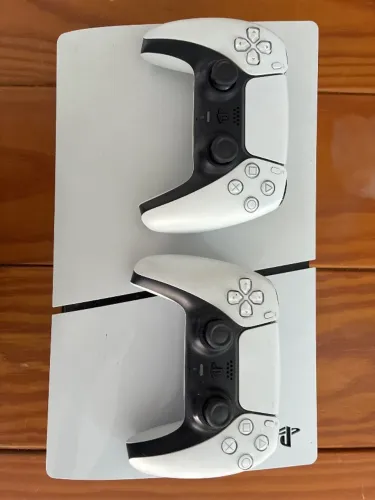 Vendo PlayStation 5 (1TB) Seminovo + 2 Controles - Impecável!