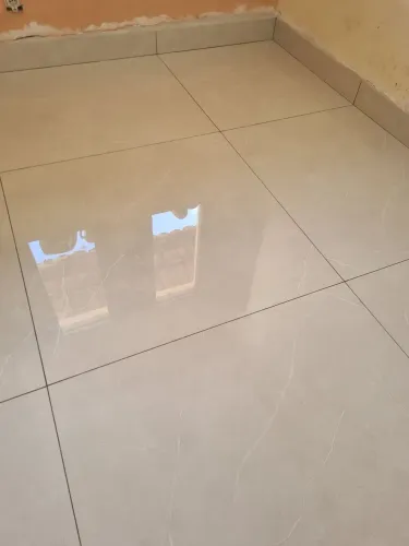 Pedreiro de revestimento cerâmica