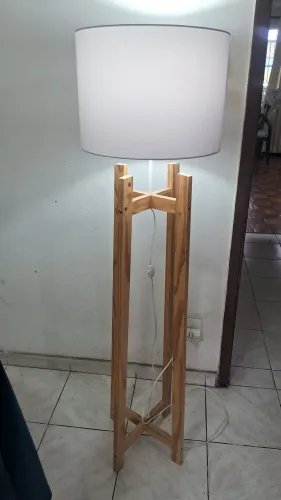 Luminária de madeira