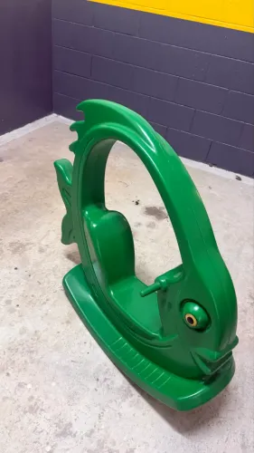 Gangorra infantil em formato de peixe