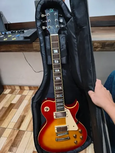 ? Guitarra impecável, excelente timbre e tocabilidade. Muito bem cuidada!