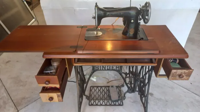 Máquina de costura SINGER antiga funcionando