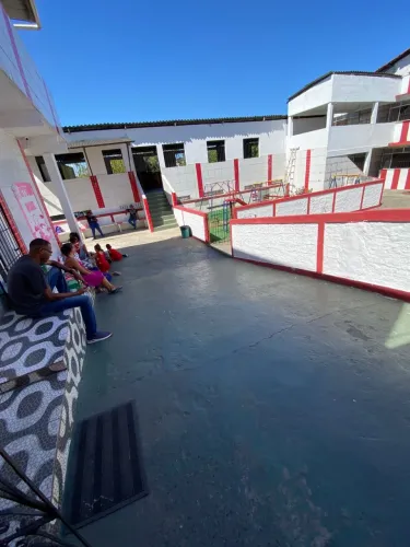 Tereno de 5000 mts quadrados com escola construída 
