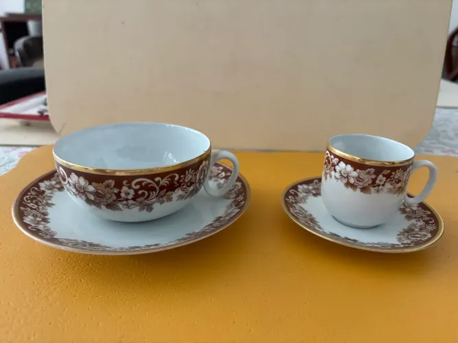 6 xícaras de chá e 6 xícaras de café 