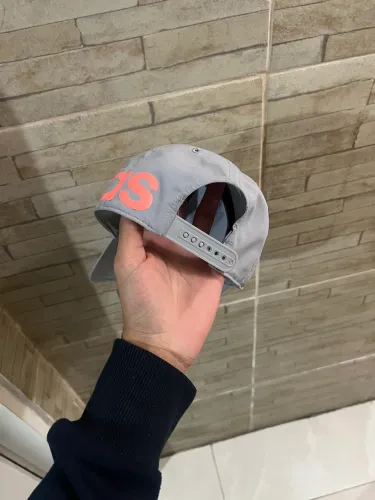 Boné Adidas Original Cinza com Logo Rosa (Ajustável)