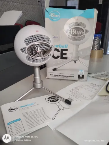 Este microfone de mesa é o modelo Blue Snowball iCE, conhecido por sua cápsula condensador