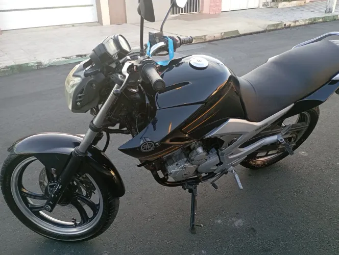 Moto Fazer 250 em bom estado para a venda.