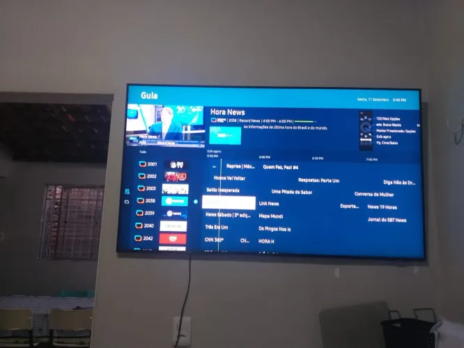 TV Samsung CU7700 60" com resolução 4K UHD (3840 x 2160 pixels).