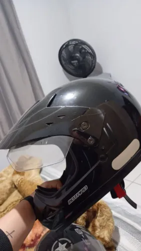 Capacete de trilha e um normal