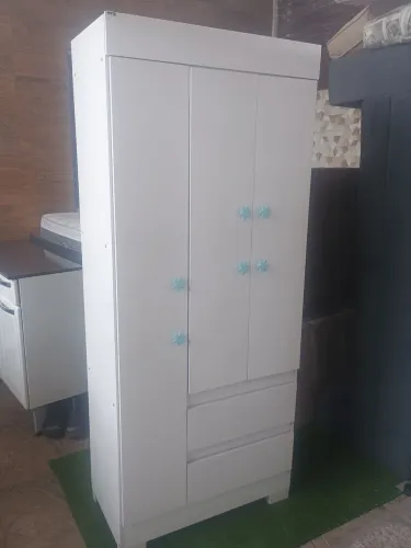 Lindo guarda roupa 3 e 2 gavetas semi-novo