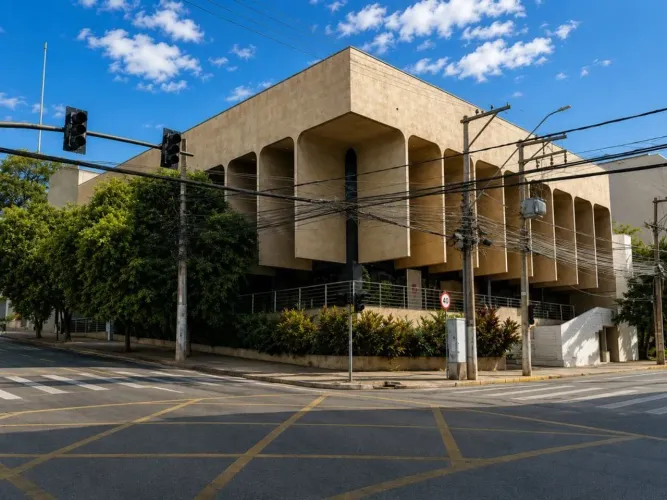 Prédio Comercial 1.819 m² - Cuiabá-MT - Av. Getúlio Vargas, 346 - esq. com Rua Barão de Me